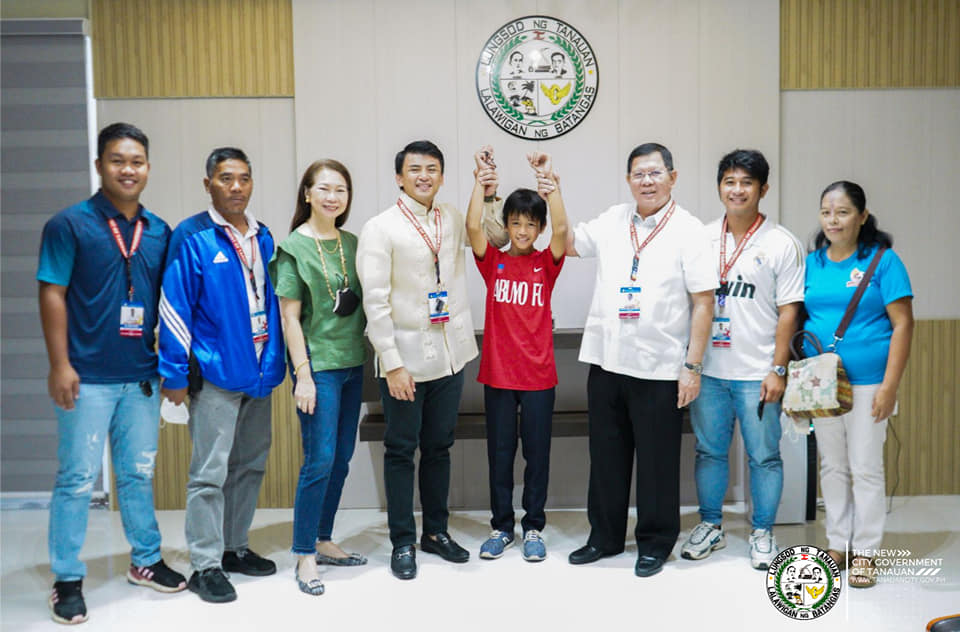 Dalawang manlalaro mula sa Tanauan Labuyo Football team na lalahok sa 2022 SINGA Cup