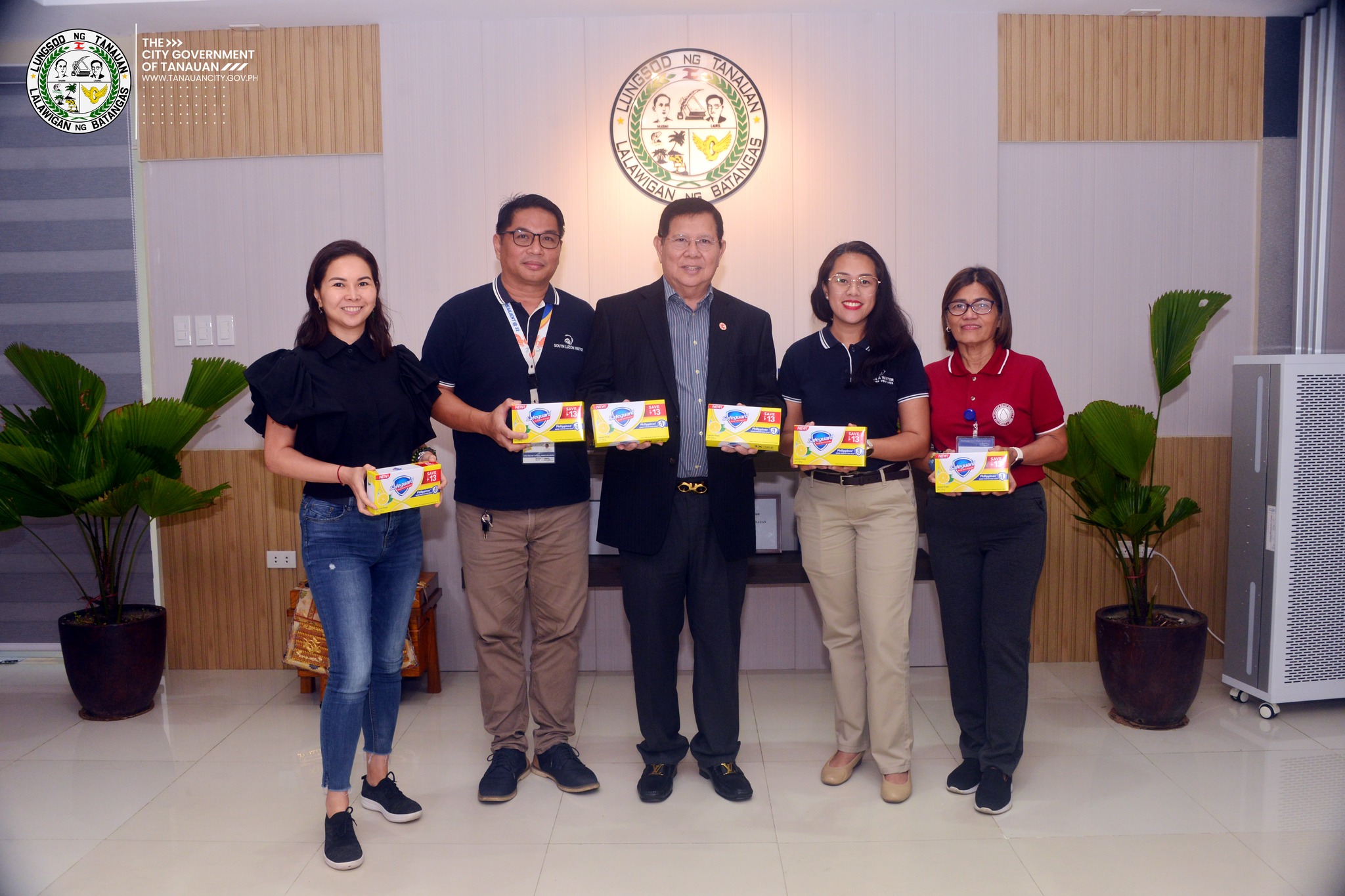 Handwashing Liquid Soap mula sa mga opisyales ng Manila Water Foundation para sa mga 4ps Beneficiaries