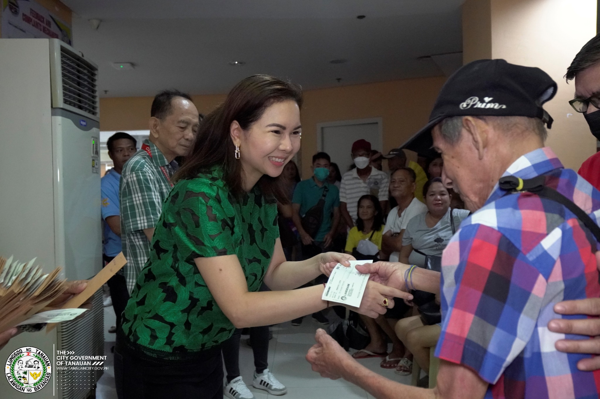 Local AICS para sa mga Tanaueño, ipinamahagi ni Mayor Sonny Perez Collantes!