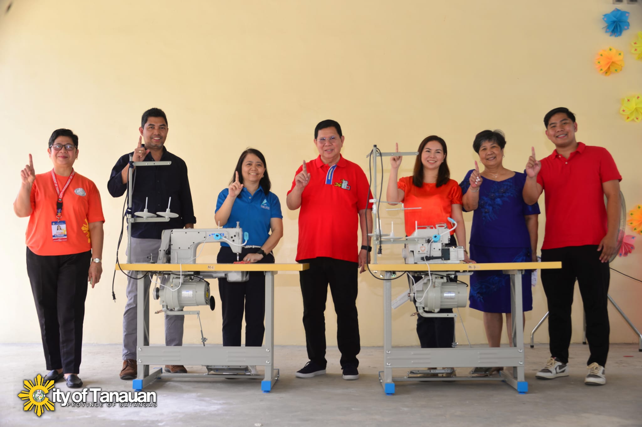 Libreng Training at Sewing Machine ipinamahagi ni Mayor Sonny Perez Collantes at Solar Tanauan