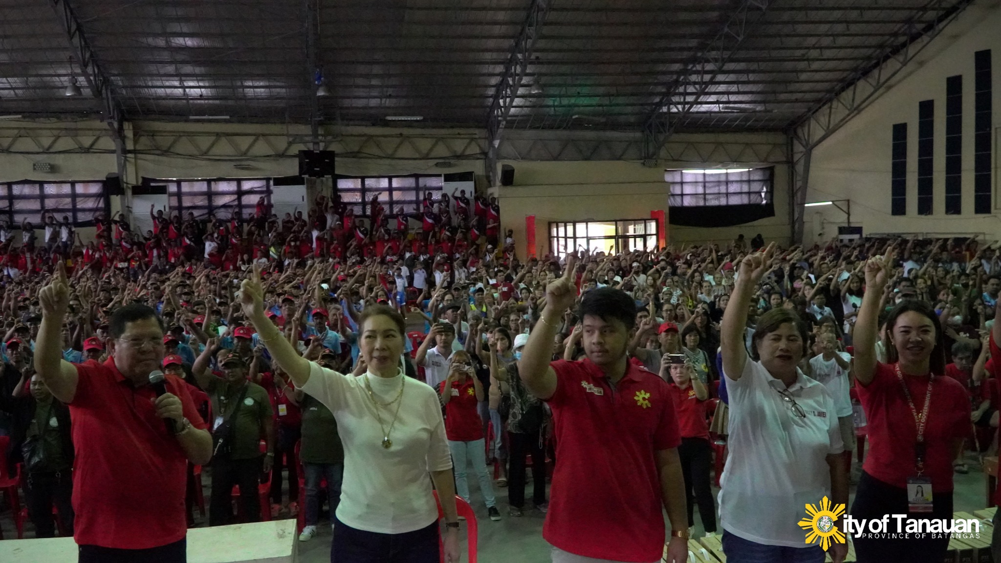 Mayor Sonny Collantes ipinamahagi ang Local AICS