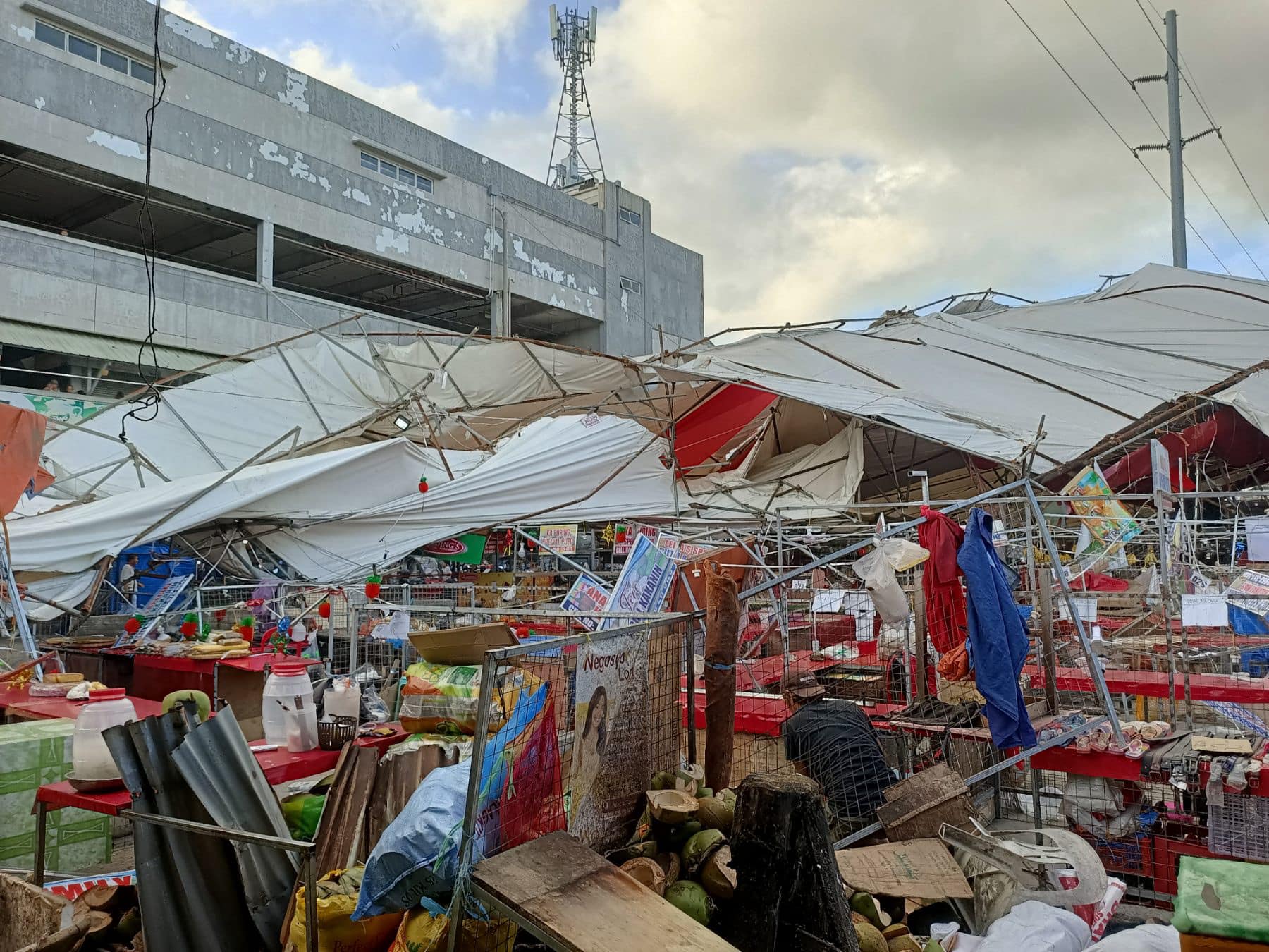 Hinihinalang buhawi, nanalasa sa Tanauan City Vendor’s Market.