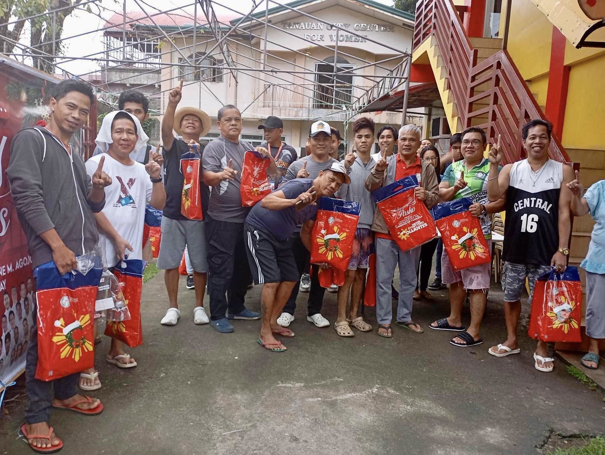 Bilang regalo ni Mayor Sonny Perez Collantes!