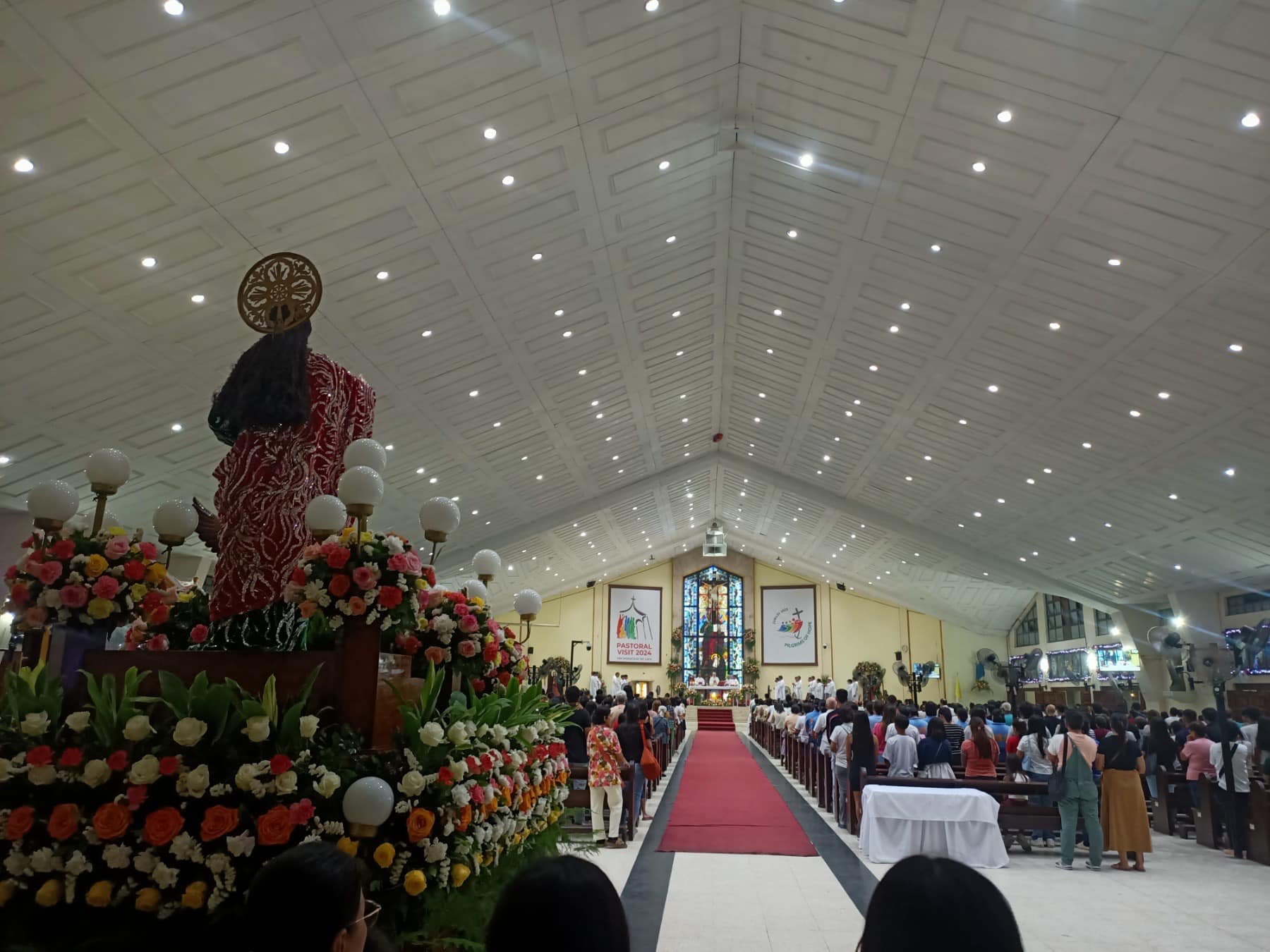 Banal na misa sa St. John the Evangelist Parish Tanauan.