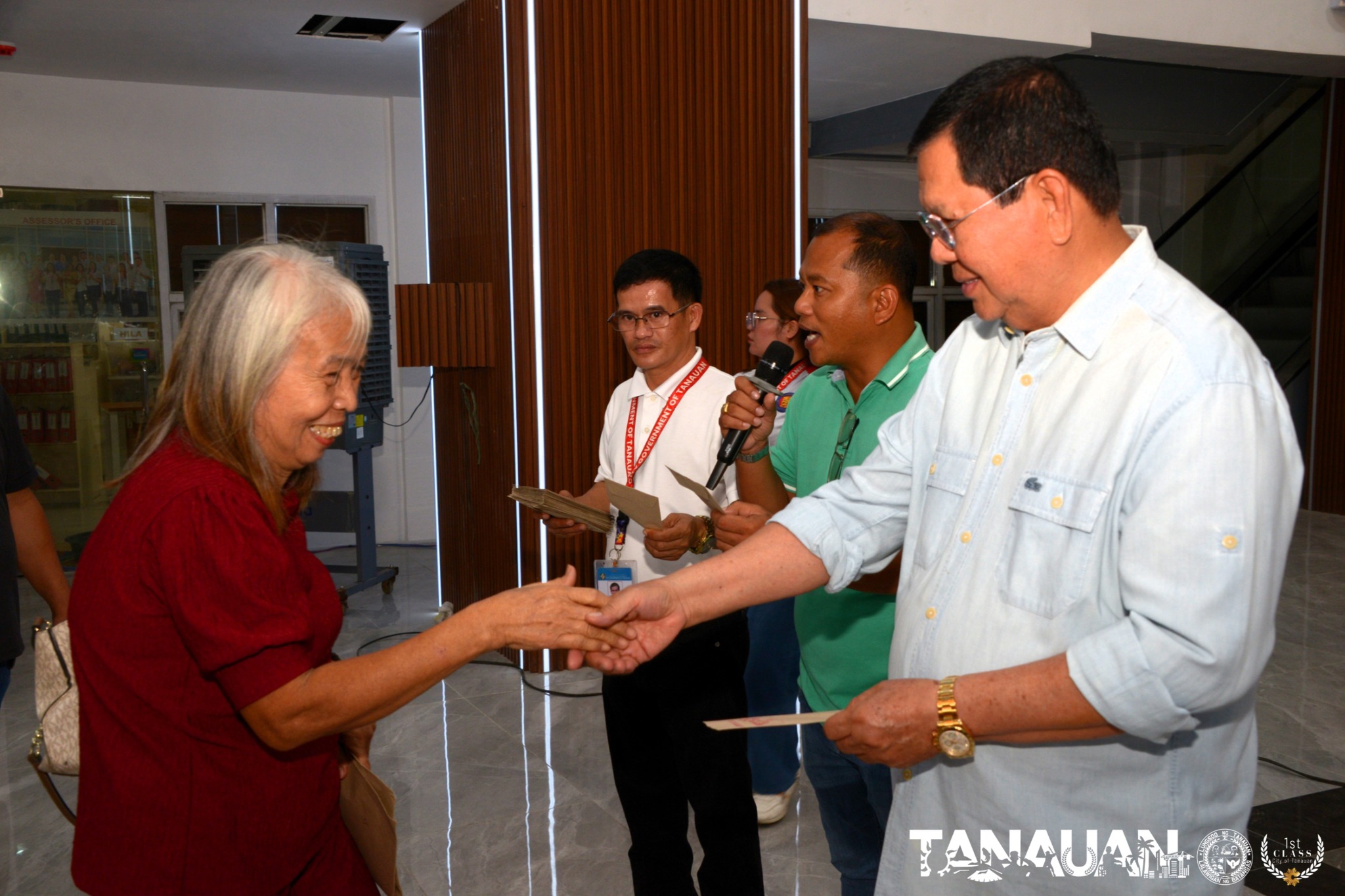 ocal AICS para sa mga Tanaueño at Cash Incentives para sa mga Senior Citizens, muling inihatid ni Mayor Sonny Perez Collantes!