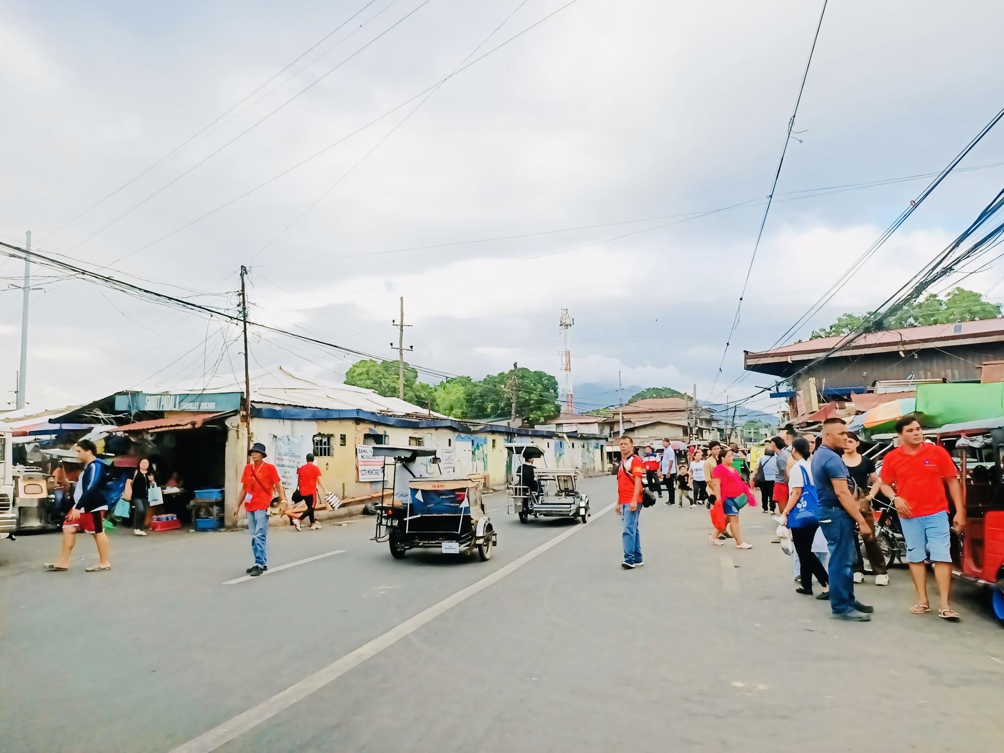TINGNAN | Patuloy ang isinasagawang regular na clearing operations ng Pamahalaang Lungsod ng Tanauan alinsunod sa direktiba ni Mayor Sonny Perez Collantes na layong maisaayos ang mga pampublikong lugar sa Lungsod, kabilang na ang Tanauan City Public Market.