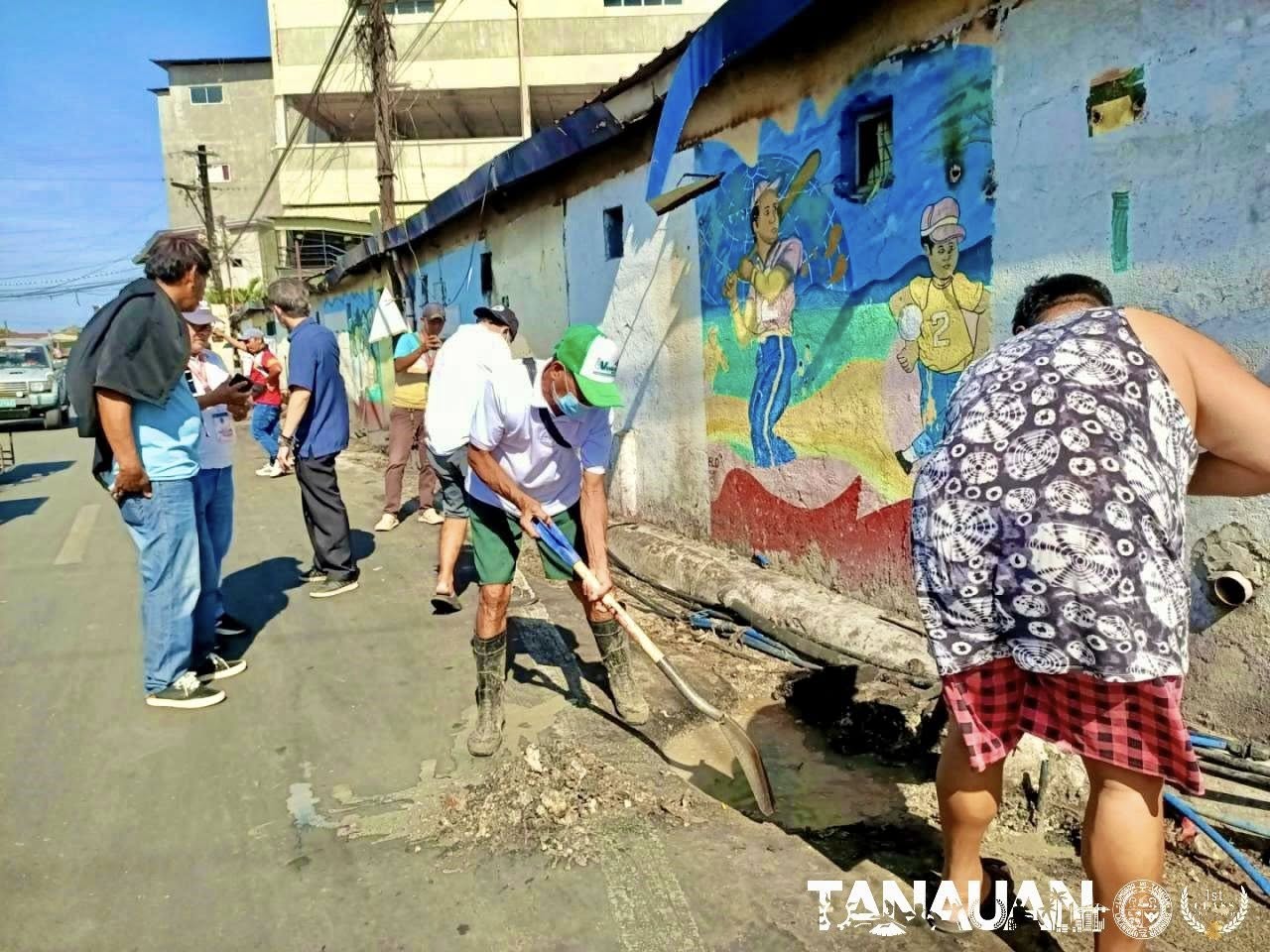 TINGNAN | Mula sa inisyatibo ni Mayor Sonny Perez Collantes, tuluy-tuloy ang Joint Clearing Operations sa Tanauan City Public Market kung saan nagsagawa ng declogging ang City Engineering Office sa pamumuno ni Engr. Robert Vergara upang maisaayos at malinis ang mga drainage sa paligid nito.